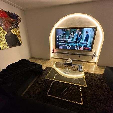 Modern 1-Bedroom Apartment In Zamalek Visits Allowed Kairo Exterior foto