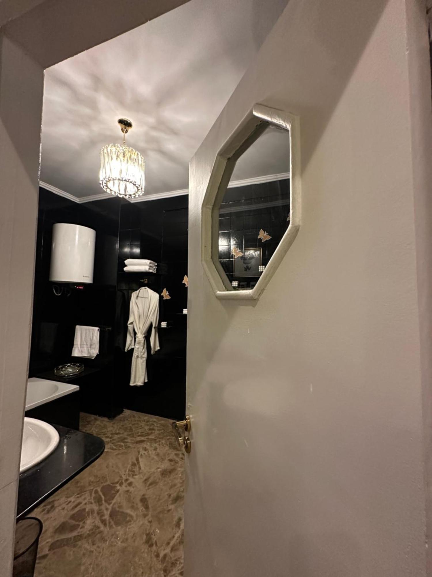Modern 1-Bedroom Apartment In Zamalek Visits Allowed Kairo Exterior foto
